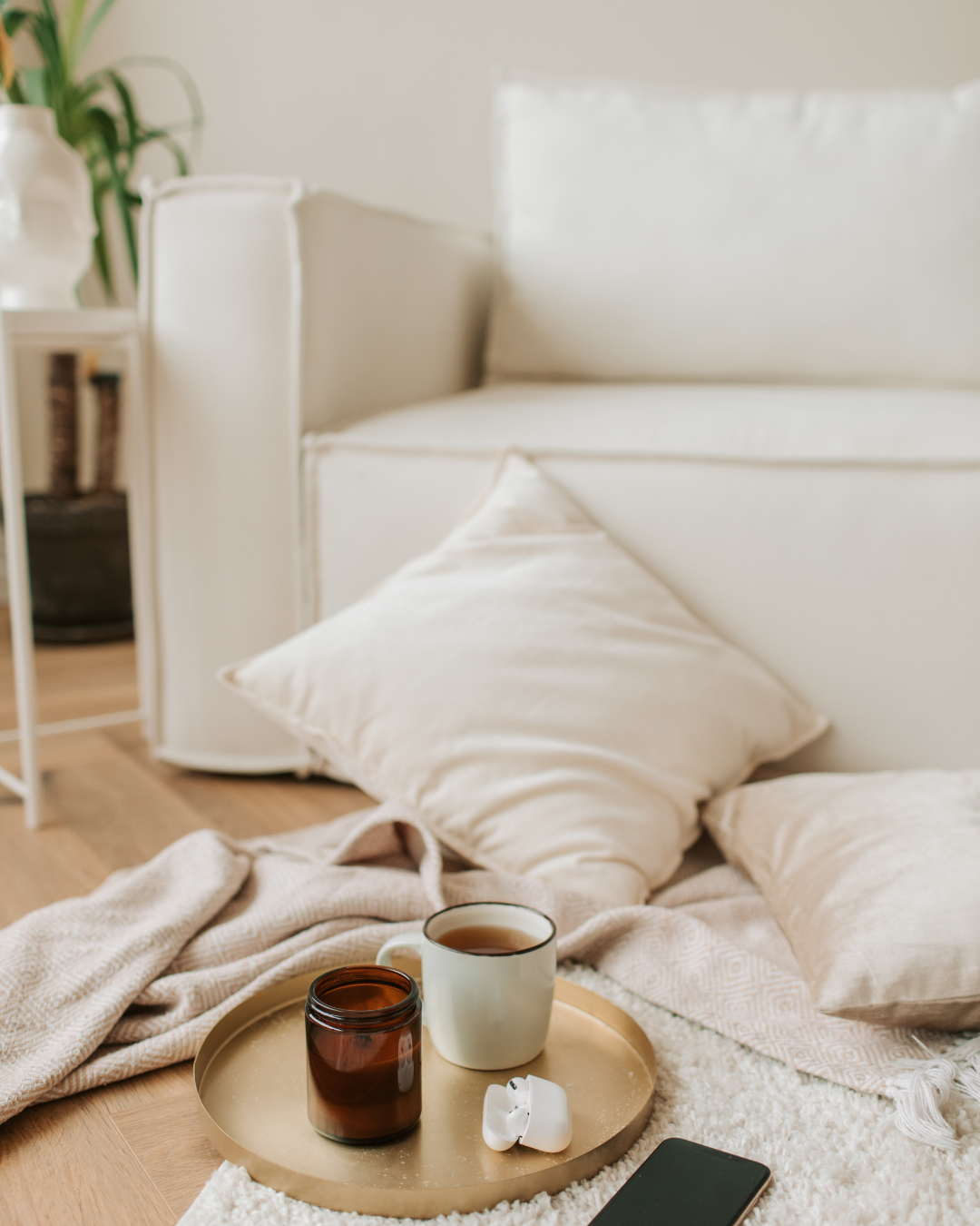 Spirituelle Heilung Zwei weiße Kaffeetassen mit Trinkschokolade und Zimt auf einem Herzbrett, davor liegen Walnüsse