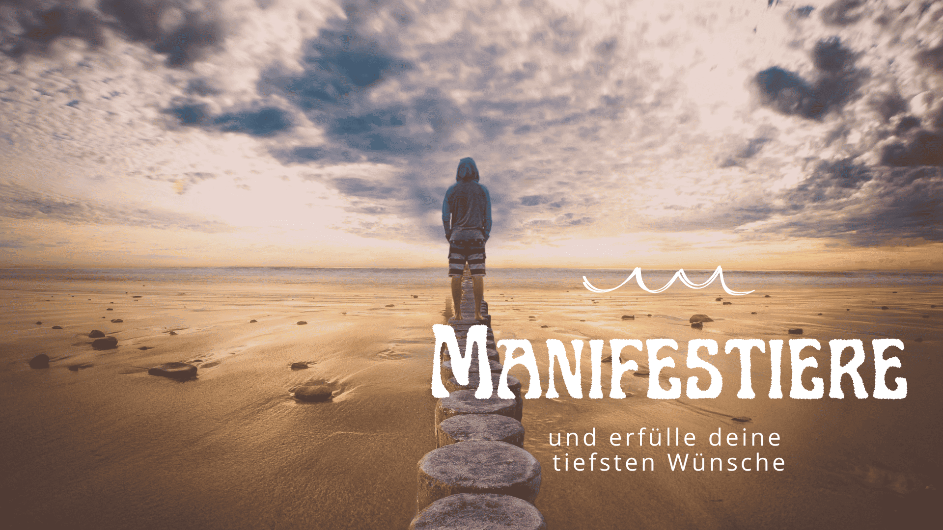 Wünsche ans Universum formulieren, soll dieses Bild zeigen. Ein Mann mit einem Kapuzenpullover und einer Jeans, der auf einem Steg steht und auf das Meer hinaussieht. Er hat die Kapuze auf. Davor ist zu lesen: Manifestiere und erfülle deine tiefsten Wünsche.