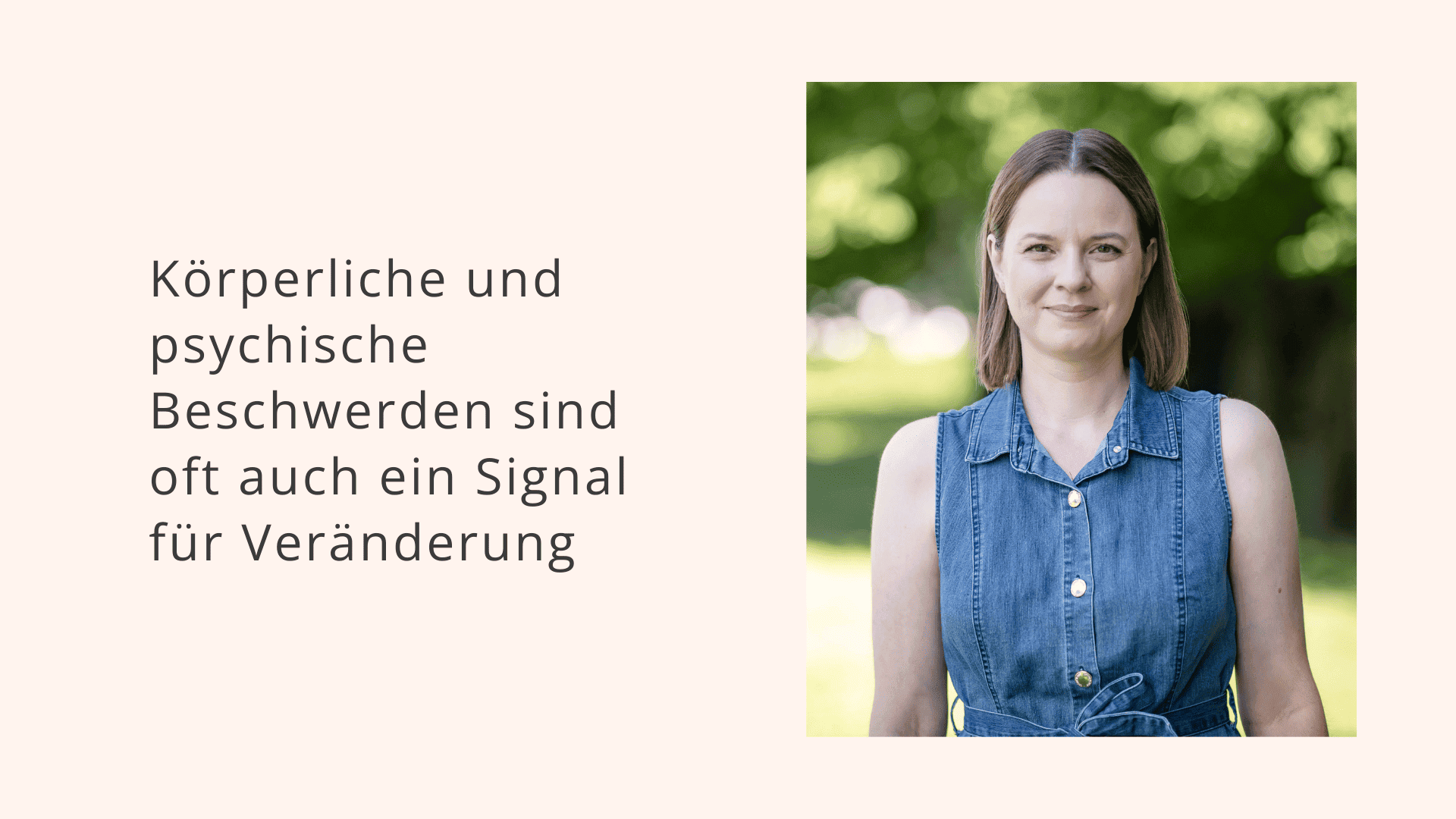 Körperliche und psychische Beschwerden zwingen uns manchmal zur Veränderung. Der Text auf diesem Bild soll das ausdrücken. Danben ist ein Bild mit einer Frau in der Natur, die dunkelbraune Haare hat, ein blaues Jeanskleid trägt und direkt in die Kamera sieht.