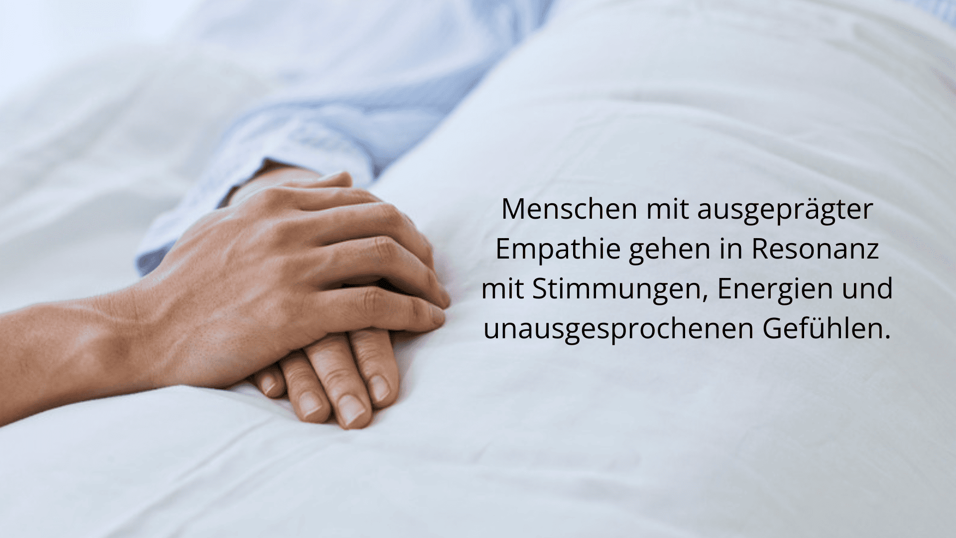 Empathen erkennen: Dieses Bild zeigt zwei Hände. Die eine liegt auf der anderen Hand eines Menschen, der in einem Bett ist. Auf dem Bild steht der Text "Menschen mit ausgeprägter Empathie gehen in Resonanz mit Stimmungen, Energien und unausgesprochenen Gefühlen".