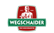 Logo von der Firma Wegschaider, das hinten einen Mann mit Fleisch zeigt, mit rotem Hintergrund, und im Vordergrund den Firmenname mit grünem Hintergrund.